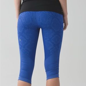 Lululemon Heathered Sapphire Blue Snake Print In the Flow Crop